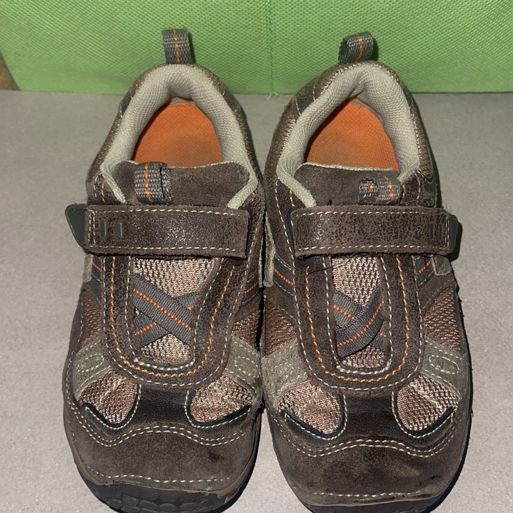 STRIDE RITE boys’ brown/tan/orange sneakers.